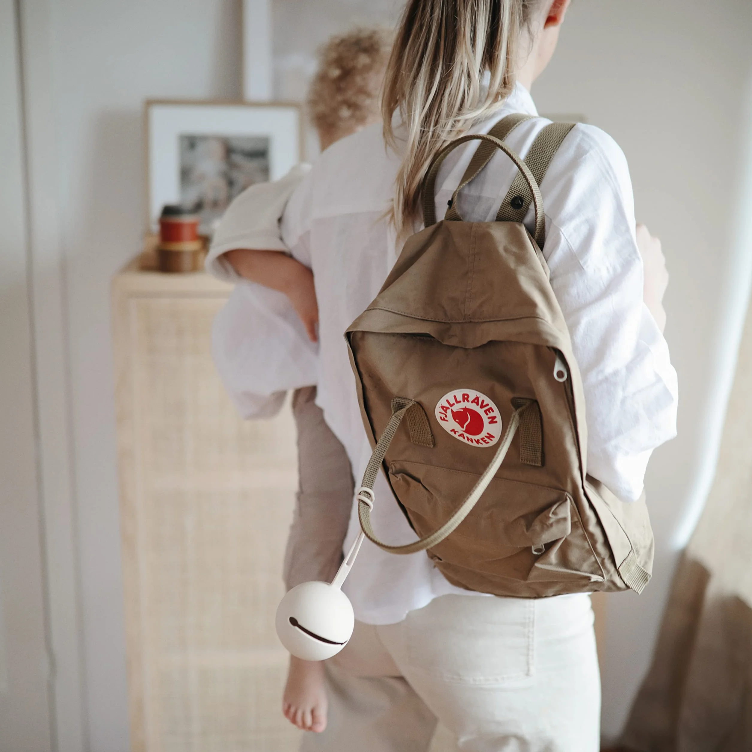 Mushie Caja de Chupete de Silicona | Estuche para Guardar Chupetes | Sin BPA | Accesorios para Bebés Seguros para Niños Pequeños y Bebés | Shifting Sand