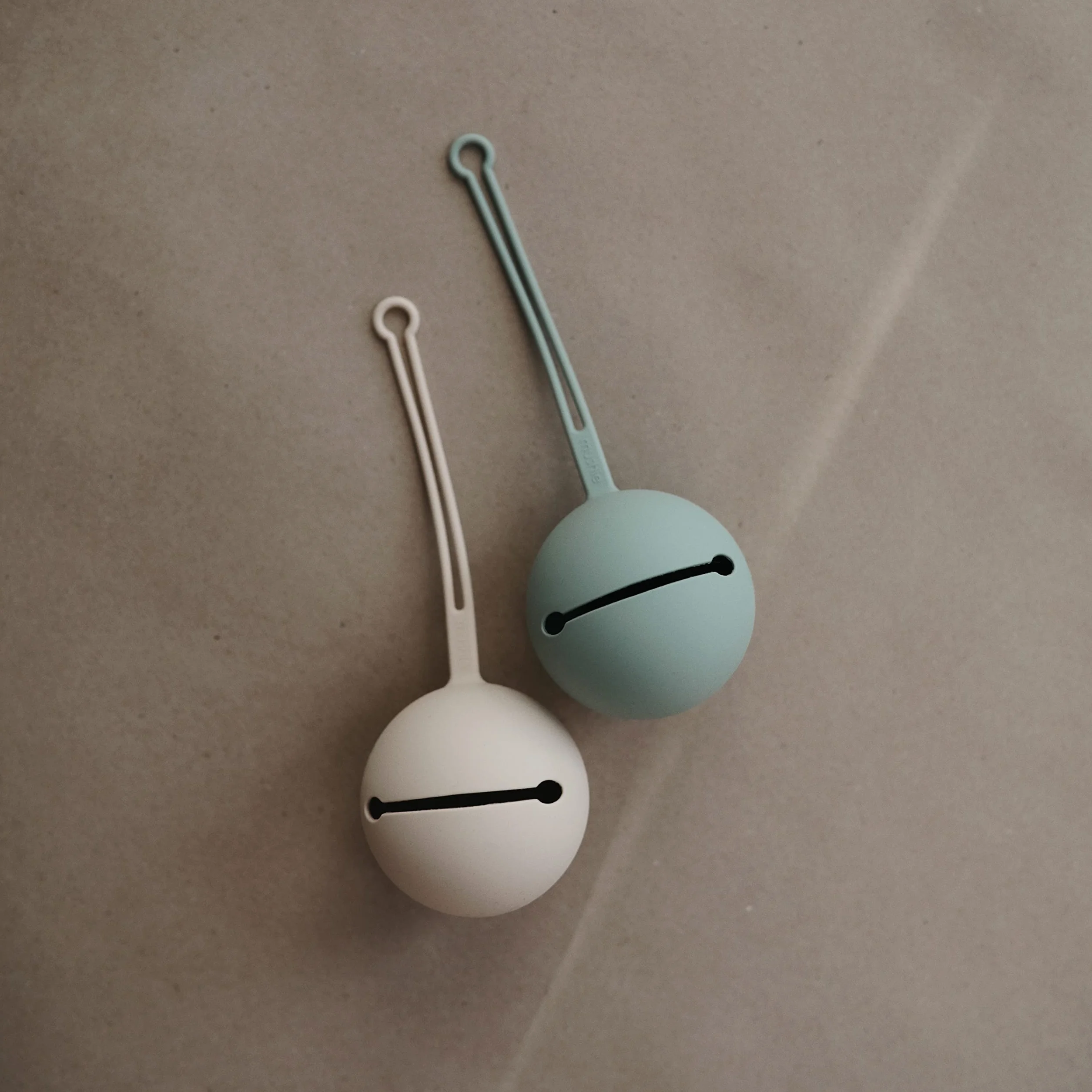 Mushie Caja de Chupete de Silicona | Estuche para Guardar Chupetes | Sin BPA | Accesorios para Bebés Seguros para Niños Pequeños y Bebés | Shifting Sand