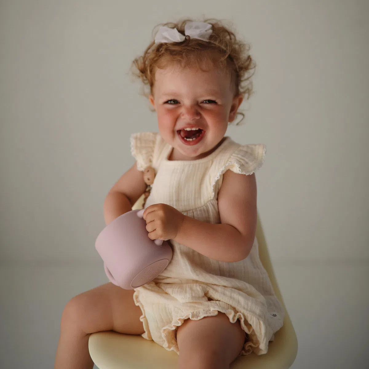 mushie Snack Taza de Silicona | Fiambrera Infantil para Llevar | Antiderrame y Resistente al Lavavajillas y al Microondas | Caja de Aperitivos Segura para Niños Pequeños y Niñas | Soft Lilac