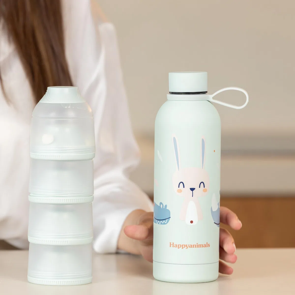 Happymami, Dosificador de Leche en Polvo o Cereales, Color Aguamarina Pastel, 4 Compartimentos Portátiles de 360ml cada uno, Fácil de Llevar, Apertura Sencilla, Superficie Interior Antiadherente | Superficie antiadherente y apertura sencilla. 4 botes de 3