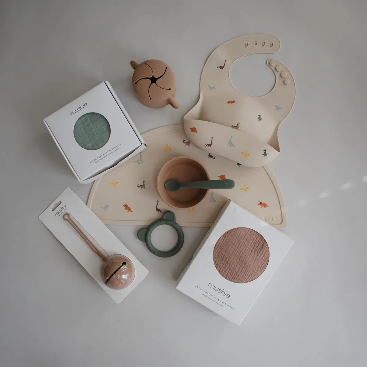 mushie Babero de Silicona para Bebés | Baberos de Alimentación con Bolsillo | Fáciles de Lavar | 4 Tamaños Ajustables | Sin BPA | Accesorio Durable para Niños Pequeños y Niñas |
