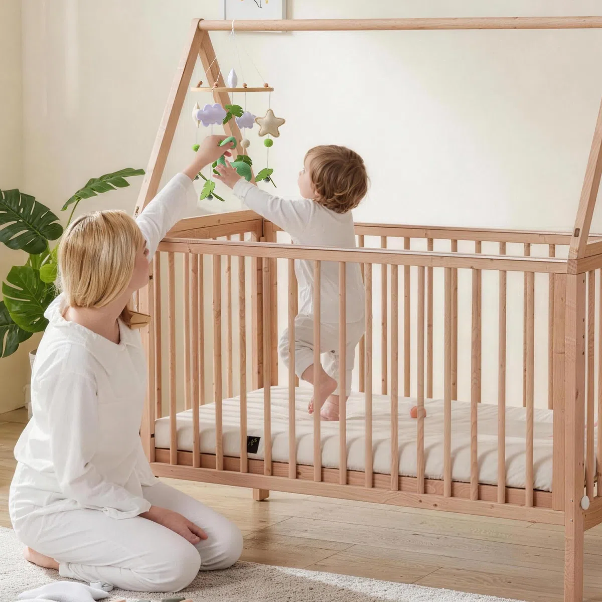 Móvil de Madera para Bebé Dinosaurio, 3D Carillón de Viento Móvil para Bebé con Bolas de Fieltro, Mobile Bebe con Estrellas, Decoración para Cuna, Nubes y Hojas Regalo para Niña Niño, Verde