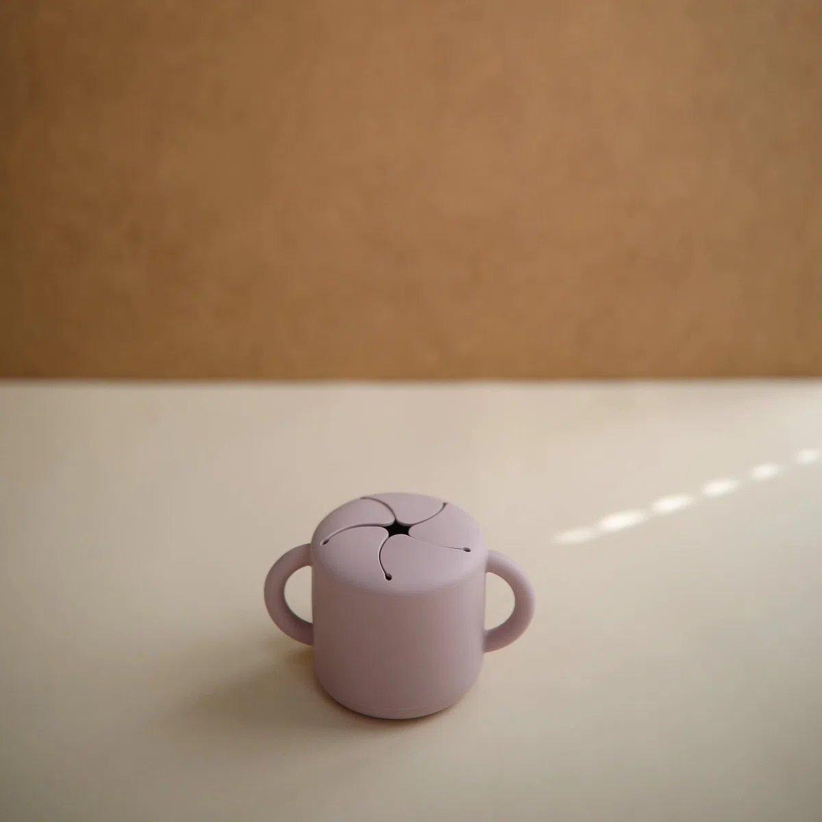 mushie Snack Taza de Silicona | Fiambrera Infantil para Llevar | Antiderrame y Resistente al Lavavajillas y al Microondas | Caja de Aperitivos Segura para Niños Pequeños y Niñas | Soft Lilac