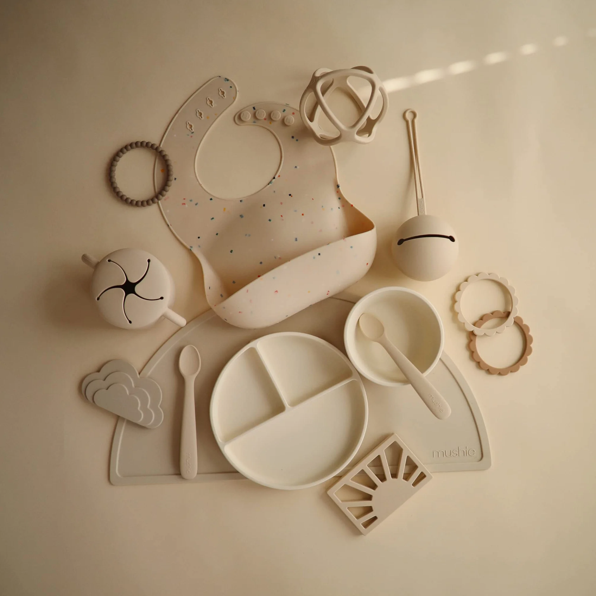 Mushie Caja de Chupete de Silicona | Estuche para Guardar Chupetes | Sin BPA | Accesorios para Bebés Seguros para Niños Pequeños y Bebés | Shifting Sand