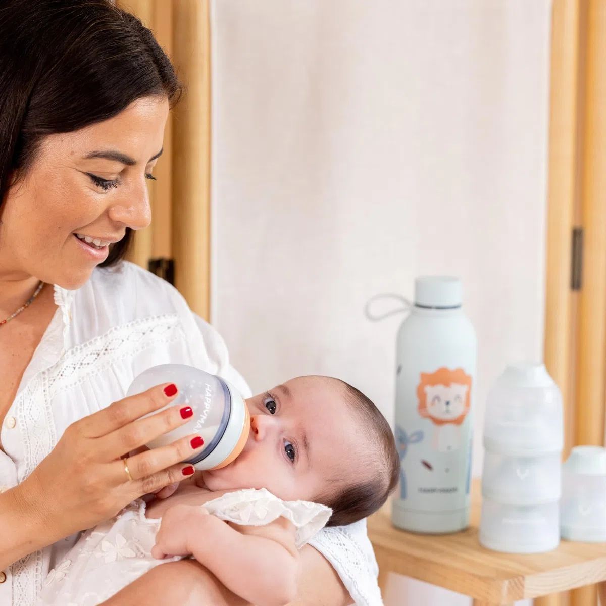 Happymami, Dosificador de Leche en Polvo o Cereales, Color Aguamarina Pastel, 4 Compartimentos Portátiles de 360ml cada uno, Fácil de Llevar, Apertura Sencilla, Superficie Interior Antiadherente | Superficie antiadherente y apertura sencilla. 4 botes de 3