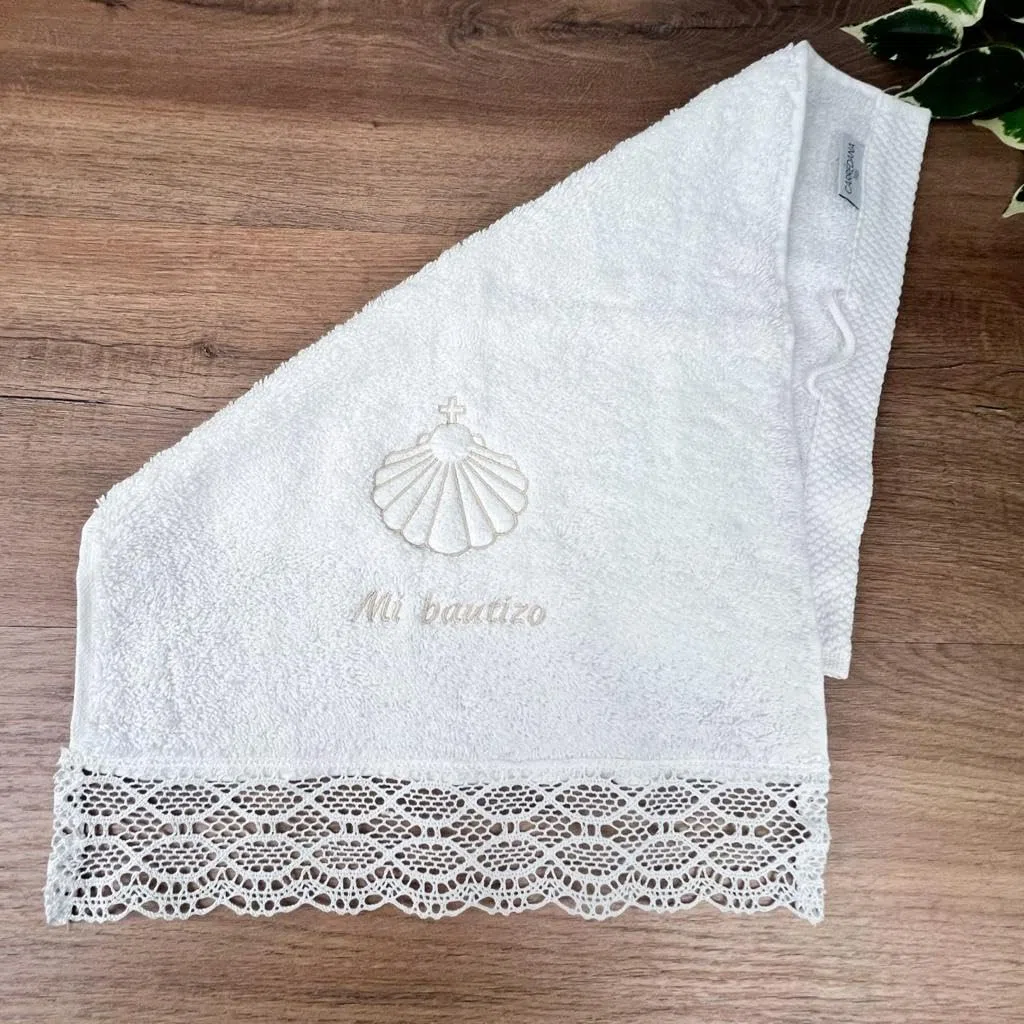Toalla de Bautizo Bordada con puntilla. Toalla Bautizo-Regalo. Bautismo bebé 100% algodón (Pequeña 30x50cm)