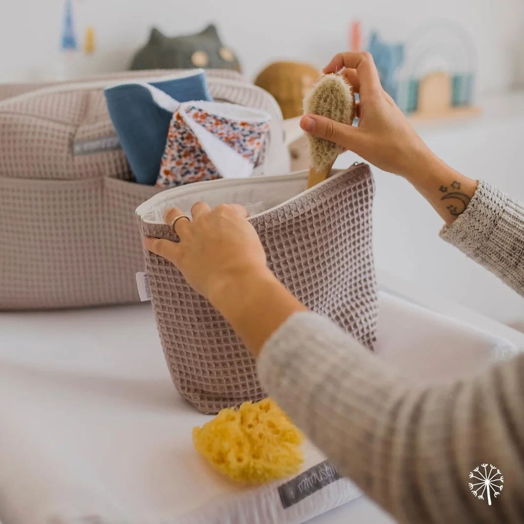 MIMUSELINA Neceser Bebe para Recien Nacido, Bolsa de Aseo Bebe Hecha a Mano - Neceser para Recien Nacidos Plastificado Anti Calado y Impermeable - para Llevar Cremas, Toallitas, Pañales (Waffle Mint)