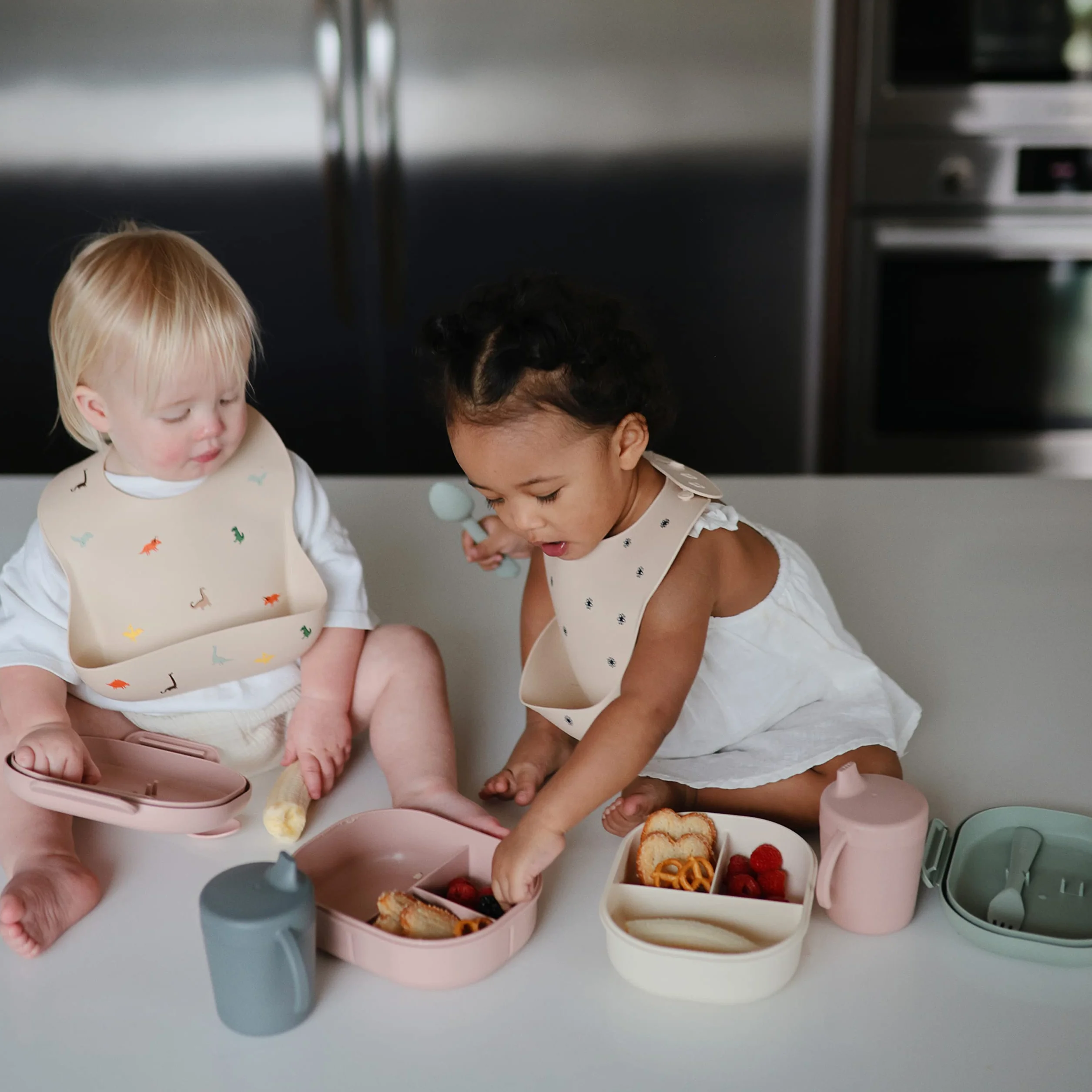 mushie Babero de Silicona para Bebés | Baberos de Alimentación con Bolsillo | Fáciles de Lavar | 4 Tamaños Ajustables | Sin BPA | Accesorio Durable para Niños Pequeños y Niñas |