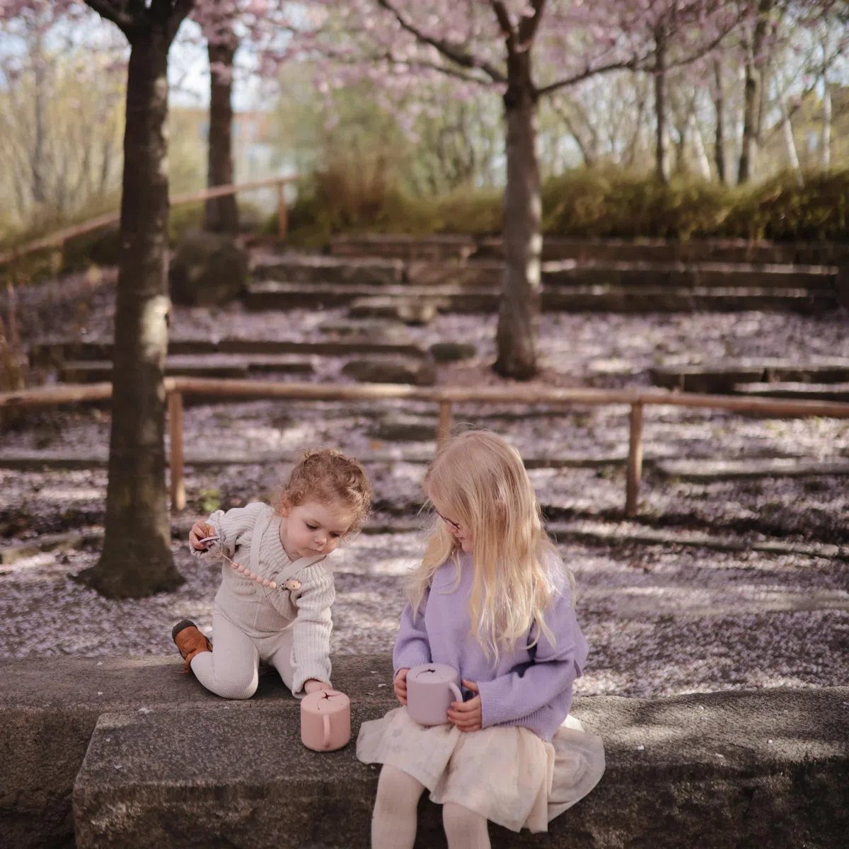 mushie Snack Taza de Silicona | Fiambrera Infantil para Llevar | Antiderrame y Resistente al Lavavajillas y al Microondas | Caja de Aperitivos Segura para Niños Pequeños y Niñas | Soft Lilac