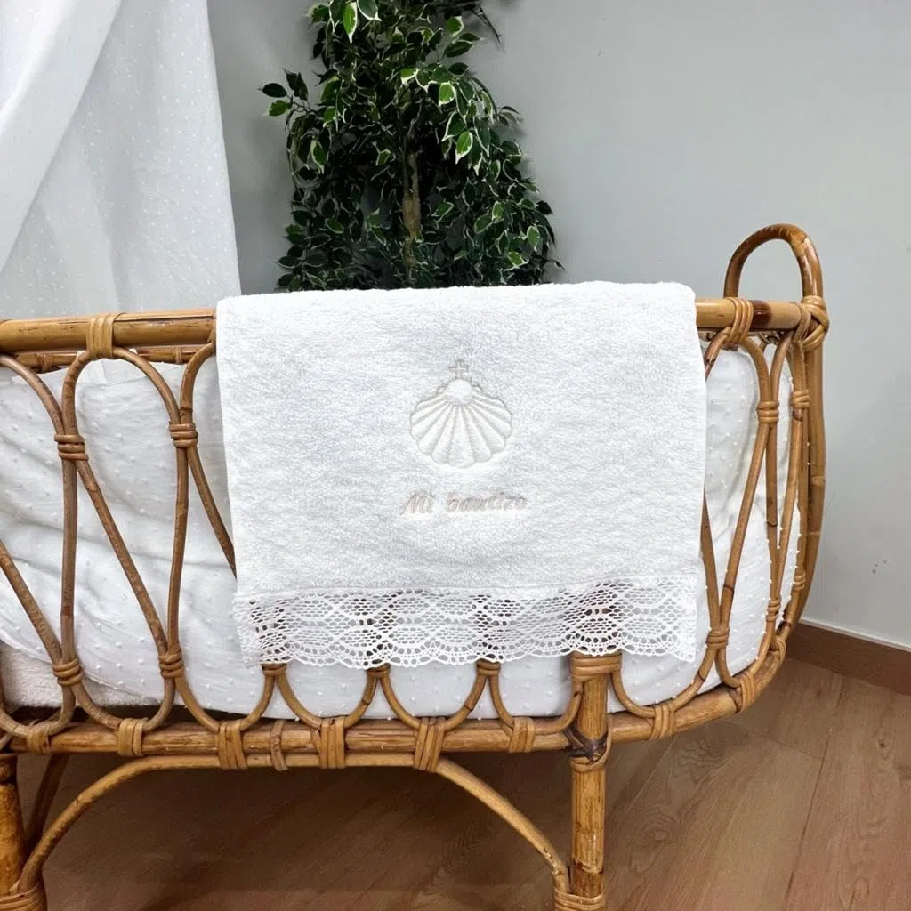 Toalla de Bautizo Bordada con puntilla. Toalla Bautizo-Regalo. Bautismo bebé 100% algodón (Pequeña 30x50cm)