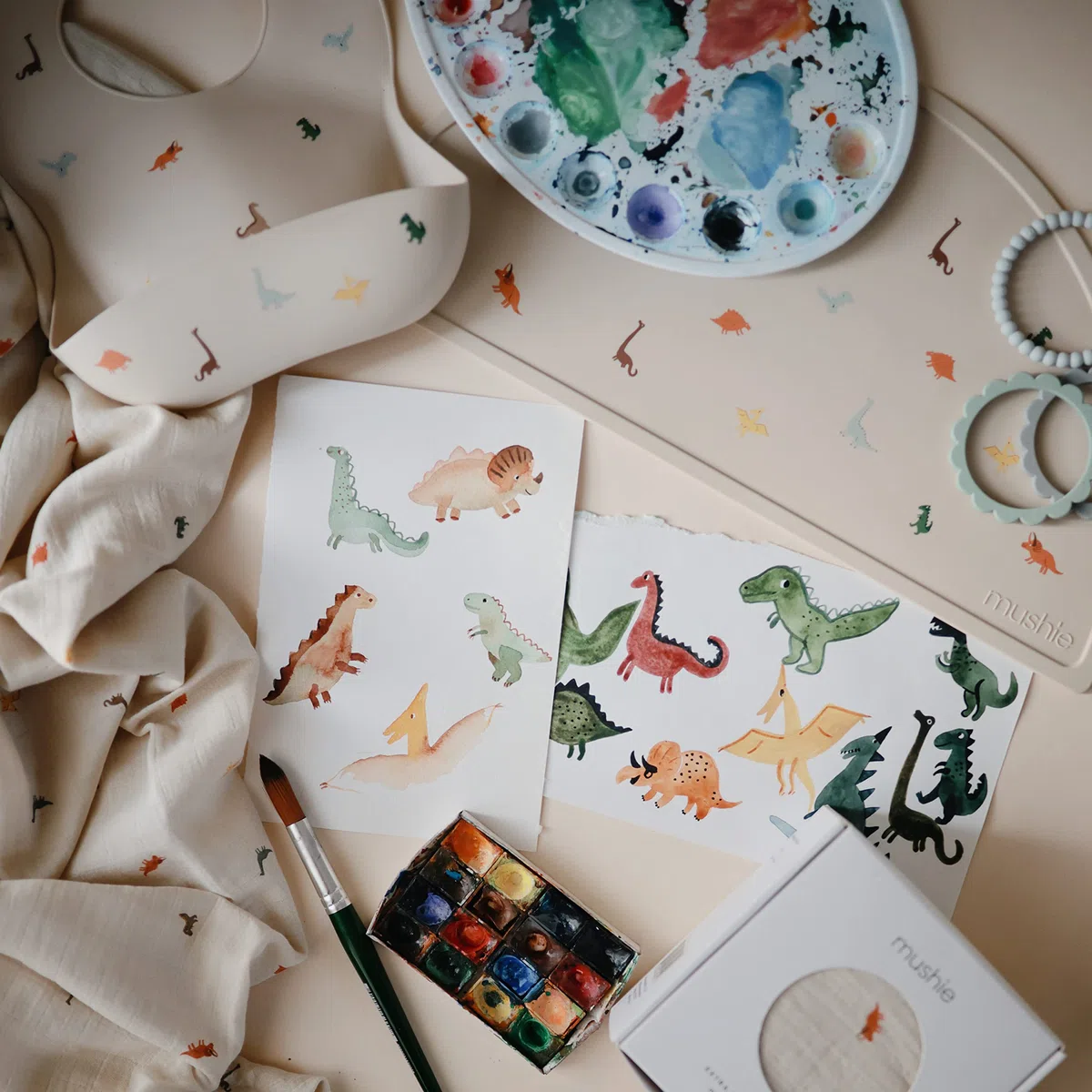 mushie Babero de Silicona para Bebés | Baberos de Alimentación con Bolsillo | Fáciles de Lavar | 4 Tamaños Ajustables | Sin BPA | Accesorio Durable para Niños Pequeños y Niñas |
